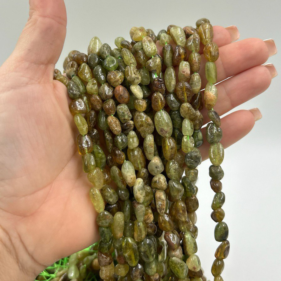 Зеленый гранат форма галтовка средний размер бусин  8-10мм натуральный камень
